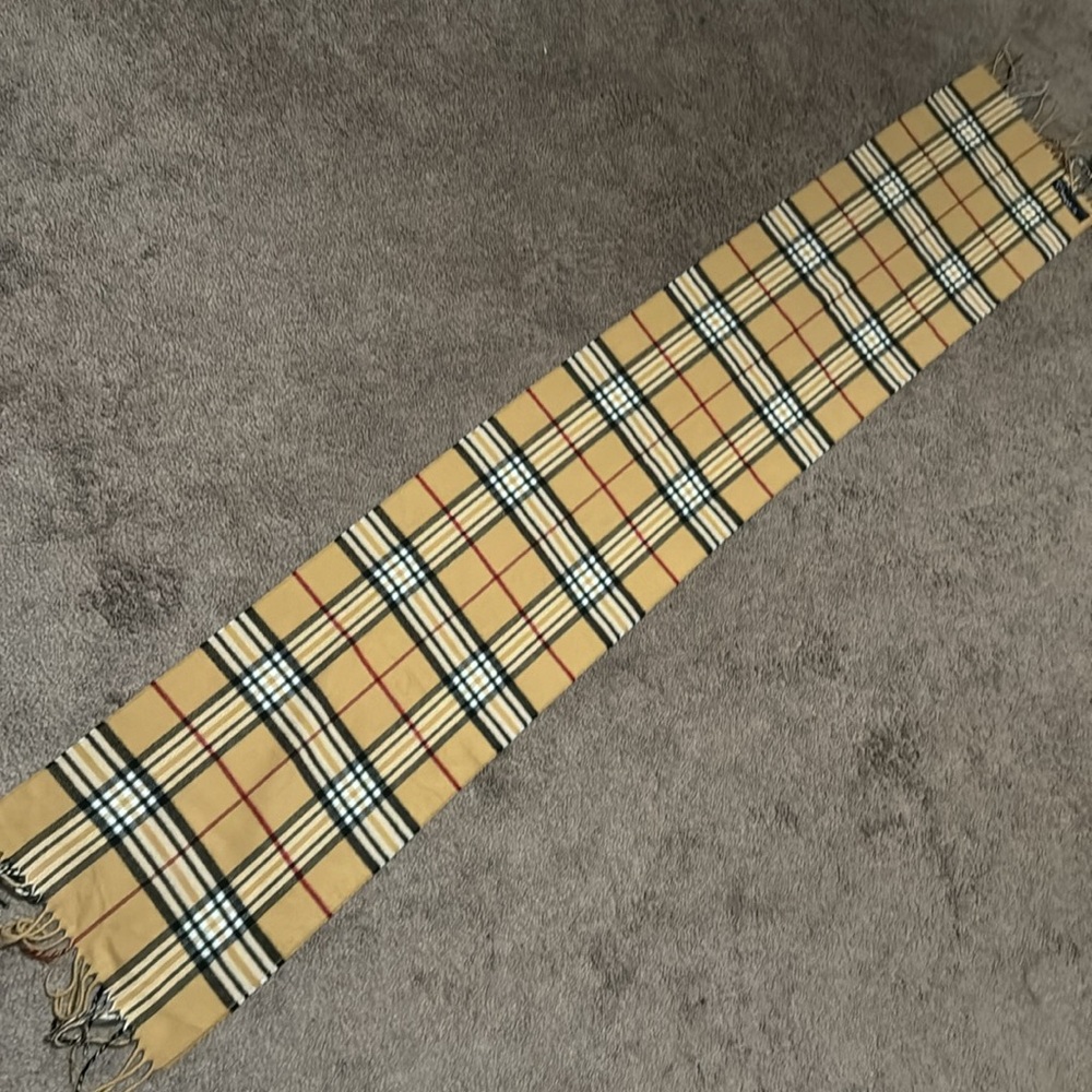 Gorgeous Fall Must Have-Cashmink by V Fraas Scarf-Plaid-100% Acrylic-Light Wear - Picture 9 of 11